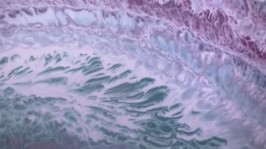Yüksek Akıcı Akışkan Boyama. Dalgalanan parıltılı yüzey. Güzel metalik pembe, mor, leylak desenli yakın plan boya. Sıvı ağır çekim sanatı. Renkli Kaos Türbülansı. Soyut Renkli Tasarım.