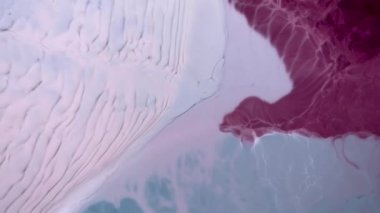 Yüksek Akıcı Akışkan Boyama. Dalgalanan parıltılı yüzey. Güzel metalik pembe, mor, leylak desenli yakın plan boya. Sıvı ağır çekim sanatı. Renkli Kaos Türbülansı. Soyut Renkli Tasarım.