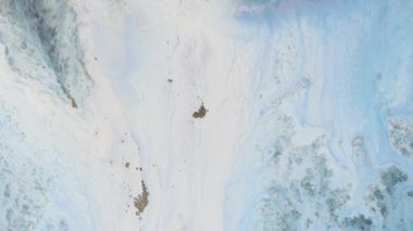 Soyut sıvı sanat arka planı. Parlak mavi dalga. Fantezi sörf ve deniz köpüğü. Işıl ışıl parlayan boyayla lekelenmiş. Hareket grafikleri ve görsel efektler için yüksek kaliteli meditasyon video tasarımı.