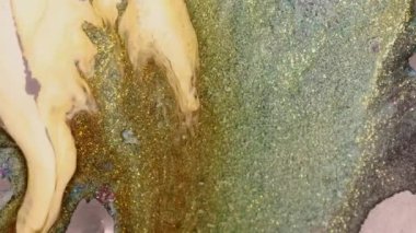 Sıvı yavaş çekim sanatı yakın plan. İnci gibi büyülü sular. Renkli yeşil ve altın kumun içinden beyaz akarsu. Işıldayan dalgalı dalgalı sıvı sanat. Pürüzsüz meditasyon yapan parlak dalgalı yüzey. Dönüyor.