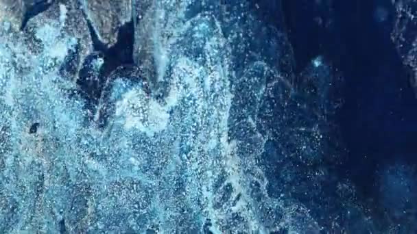 抽象液体アートの背景 輝く青い波 幻想的な波と海の泡 キラキラと光るペイントが施されています モーショングラフィックス 視覚効果に適した瞑想的な高品質のビデオデザイン — ストック動画