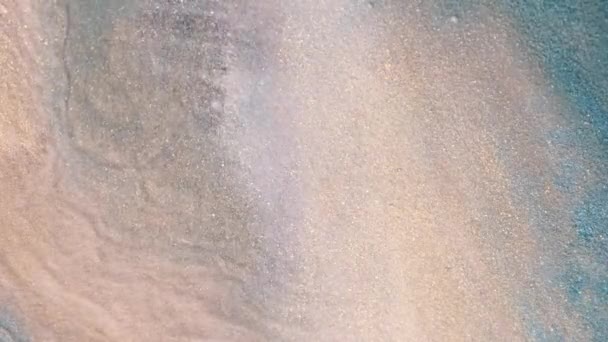 輝く波と液体アート 砂の表面に溶融金の浸透 滑らかな光沢のある波面 金属青 真珠の砂粒と美しいマザー パールの質感 — ストック動画