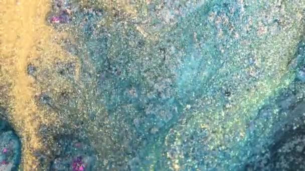 アートのクローズアップ 青とターコイズの背景に金色の流れのトリクル 美しい真珠の母青い魔法の海 液体アート 滑らかな瞑想光沢のある表面 カラフルなのEbと流れ — ストック動画