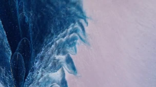 抽象液体アートの背景 輝く暗い水の空間を充填流れるストリーム ベージュの砂と青の塗料のきらめくスパンコール 虹彩真珠粒子の流動運動のマクロビデオ — ストック動画