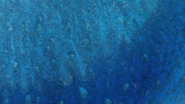 Abstrakte Flüssige Kunst Hintergrund Funkelnd Blaue Welle Auf Perlglanz Glänzendem — Stockvideo