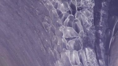 Soyut sıvı sanat arka planı. Köpüklü leylak nehrinin güzel kabarcıkları. Mor rengin parıldayan hareketi. Hareket grafikleri ve görsel efektler için yüksek kaliteli video tasarımı.