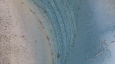 Beyaz bir su akıntısında altın akıntıları. İncinin güzel annesi yumuşak pastel renklerde akıyor. Hassas mavi, gri, bej kahverengi gözlük Sıvı Sanat. Pürüzsüz meditasyon, parıldayan sanat yakın plan.