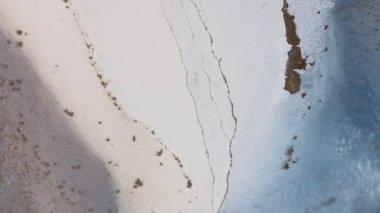 Beyaz bir su akıntısında altın akıntıları. İncinin güzel annesi yumuşak pastel renklerde akıyor. Hassas mavi, gri, bej kahverengi gözlük Sıvı Sanat. Pürüzsüz meditasyon, parıldayan sanat yakın plan.