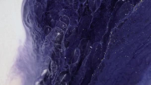 抽象液体アートの背景 泡のあるライラック川の美しい泡立ちストリーム 輝く粒子で紫色の塗料のきらめく動き 動きに適した高品質のビデオデザイン — ストック動画
