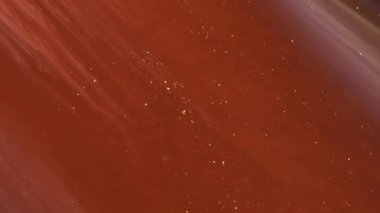 Sıvı boya arka planda sıçrama ve girdapla karışımı. Akışkan sanat çizimi videosu. Renkli dalgalı akrilik doku. Beyaz, mavi ve altın renkli ayrıntılı arkaplan hareketi.