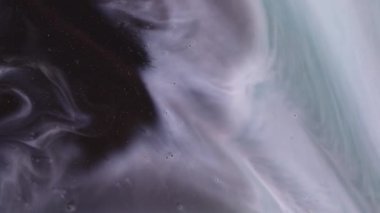 Sıvı boya arka planda sıçrama ve girdapla karışımı. Akışkan sanat çizimi videosu. Renkli dalgalı akrilik doku. Beyaz, mavi ve altın renkli ayrıntılı arkaplan hareketi.