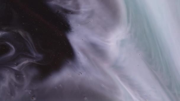 液体油漆混合背景与飞溅和涡旋 流体艺术绘画视频 有彩色波浪的丙烯酸质感 详细的背景动作 带有白色 蓝色和金色 — 图库视频影像