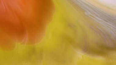 Akrilik boya topları soyut doku. Parlak renk sıvısı, akan duvar kağıdı tasarımı. Mor, mavi, pembe ve sarı sıvılar karışımı.