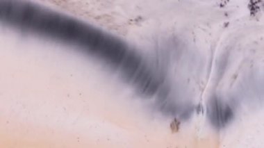 Akışkan resim videosu, akışkan efektli modern akryl dokusu. Sıvı boya sıçrama ve girdapla karıştırılmış sanat eserleri..