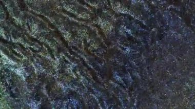 Akışkan resim videosu, akışkan efektli modern akryl dokusu. Sıvı boya sıçrama ve girdapla karıştırılmış sanat eserleri..