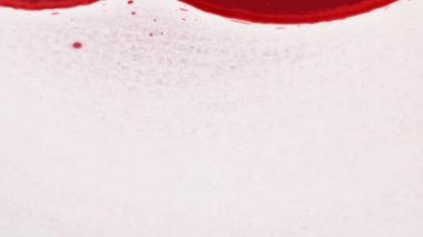 Alkolik mürekkep epoksi reçineye damlar ve orada sertleşir. Ortaya çıkan çerçeve aynı zamanda deniz ve uzak galaksilerin derinliklerini de andırıyor. Soyut sıvı sanat arkaplanı.