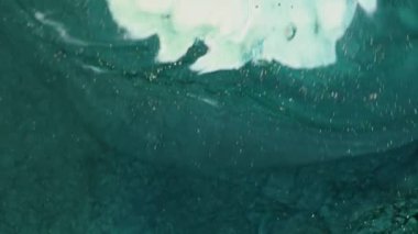 Dalgalanan parıltılı yüzey. Akan Altın soyut zemin. Güzel metalik yeşil desenli boya yakın plan. Sıvı ağır çekim sanatı. Renkli Kaos Türbülansı.