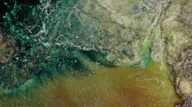 Kahverengi kıvrımlı duman uzak bir evrene benzer. Alkollü mürekkep karışımı. Akışkan sanat çizimi videosu, renkli dalgalı soyut akrilik doku. Parçacık arkaplanı altında sıvı. 