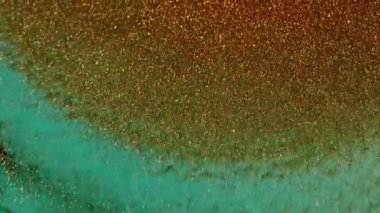 Kahverengi kıvrımlı duman uzak bir evrene benzer. Alkollü mürekkep karışımı. Akışkan sanat çizimi videosu, renkli dalgalı soyut akrilik doku. Parçacık arkaplanı altında sıvı. 