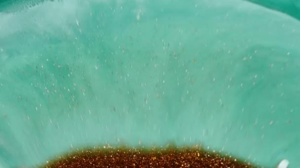紫色の背景に緑の塗料を渦巻く ピンクの煙と雲のマクロビデオ 要旨ファンタジー流体アート背景 — ストック動画