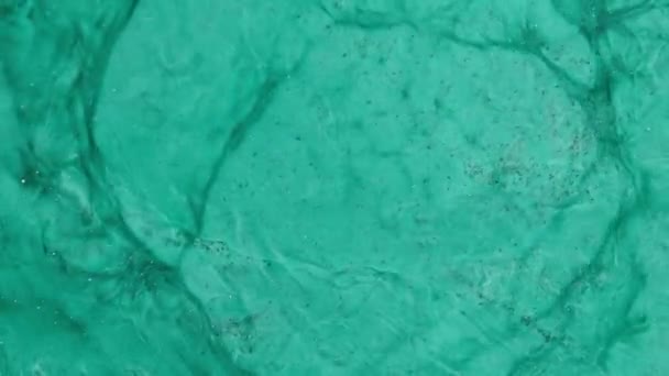 Peinture Verte Tourbillonnante Sur Fond Violet Macro Vidéo Fumée Rose — Video