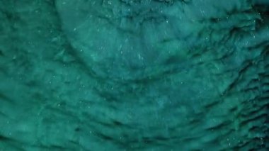 Soyut fantezi akışkan sanat geçmişi. Mor arka planda dönen yeşil boya. Pembe duman ve bulutların makro videosu. Alkollü mürekkep karışımı. Çeşitli katmanlarda akış.