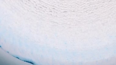 Alkolik mürekkep epoksi reçineye damlar ve orada sertleşir. Parlak renkler beyaz arkaplanı patlatıyor. Soyut sıvı sanat arkaplanı.