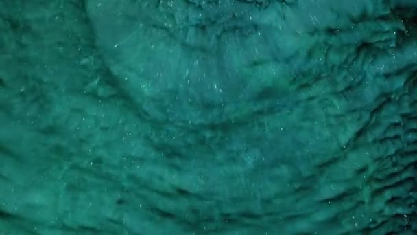 Abstrakte Fantasie Fließende Kunst Hintergrund Wirbelnde Grüne Farbe Auf Violettem — Stockvideo