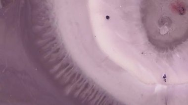 Alkol mürekkebi. Moda, mermer girdapları ya da agat dalgalarını içerir. Soyut resim, duvar kağıtları, davetiyeler ve web siteleri için modaya uygun bir arkaplan olarak kullanılabilir.