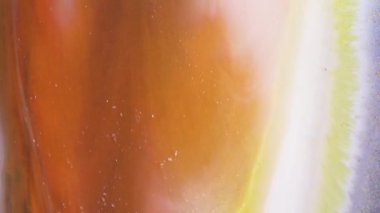 Akrilik boya baştan aşağı akar. Soyut Renkli Mürekkep Sıvı Patlaması Pshychedelic Boya Patlaması Hareketi. Yüksek kalite 4k görüntü. 