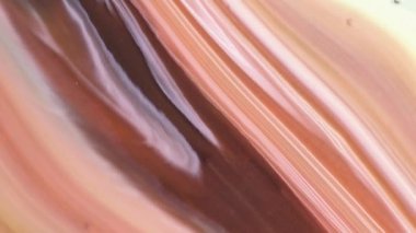 Renkli girdapların ve boya karıştırma efektlerinin akışkan sanat arka planı oluşturulması. Akrilik boya baştan aşağı akar. Sıvı çizimler, yukarıdan aşağıya doğru akan renkli boyalar ile harmanlanmış..