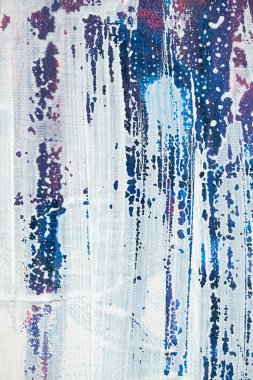 Mavi arka planda lekeli beyaz boya. Boya katmanı. Beyaz ve mavi boya kokuları. Beyaz ve mavi boya lekeleri..