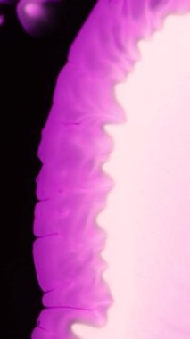 Alkol mürekkebiyle soyut sanat arkaplan tasarımı. Petri kabındaki boyanın kimyasal reaksiyonunun makro videosu. Mavi Parıltılı Altın Parçacıklar. Soyut derin mor, mor ve bronz.