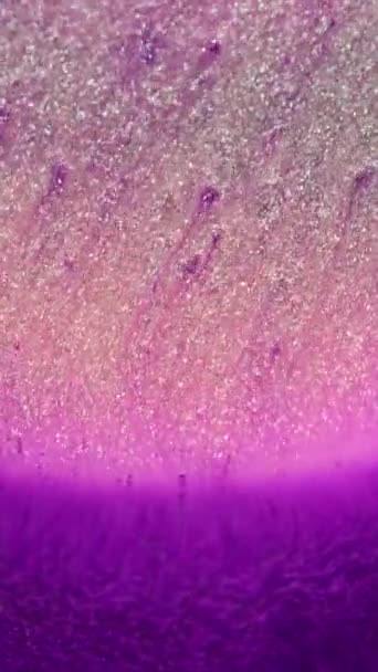 アルコールインクで抽象アートの背景デザイン ペトリ皿の塗料の化学反応のマクロビデオ 青灰色の光沢のある金色の粒子 要約深い紫 — ストック動画