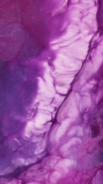 Alkol mürekkebiyle soyut sanat arkaplan tasarımı. Petri kabındaki boyanın kimyasal reaksiyonunun makro videosu. Mavi Parıltılı Altın Parçacıklar. Soyut derin mor, mor ve bronz.