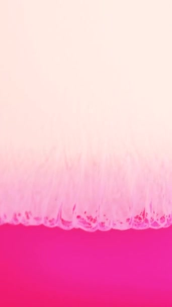 アルコールインクで抽象アートの背景デザイン ペトリ皿の塗料の化学反応のマクロビデオ 青灰色の光沢のある金色の粒子 要約深い紫 — ストック動画