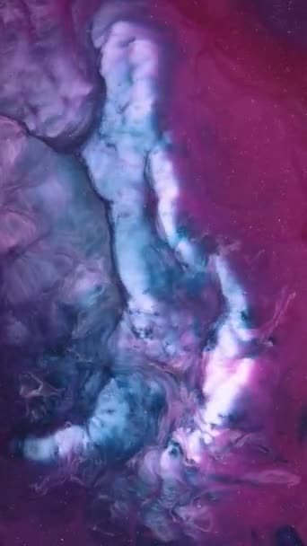 摘要酒精油墨的背景设计 宏观视频 油漆在培养皿中的化学反应 带有蓝色光泽的金粉 摘要深紫色 紫色和青铜 — 图库视频影像