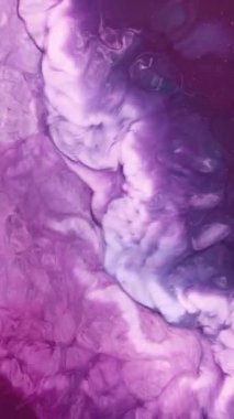 Alkol mürekkebiyle soyut sanat arkaplan tasarımı. Petri kabındaki boyanın kimyasal reaksiyonunun makro videosu. Mavi Parıltılı Altın Parçacıklar. Soyut derin mor, mor ve bronz.