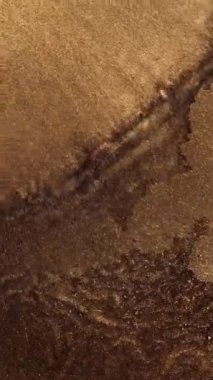 Sıvı boya arka planda sıçrama ve girdapla karışımı. Su dalgalarının, dalgaların, mermerlerin soyut arkaplanı. Güzel sıvı sanat. Akışkan sanat çizim videosu, renkli dalgalı soyut akrilik doku. 