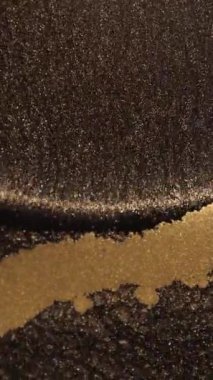 Sıvı boya arka planda sıçrama ve girdapla karışımı. Su dalgalarının, dalgaların, mermerlerin soyut arkaplanı. Güzel sıvı sanat. Akışkan sanat çizim videosu, renkli dalgalı soyut akrilik doku. 