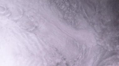 Akışkan sanat çizimi videosu, renkli dalgalı soyut akrilik doku. Dalgalanan parıltılı yüzey. Sıvı ağır çekim sanatı. Renkli Kaos Türbülansı.