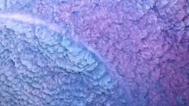 Soyut sanat arka plan tasarımı renkli alkol mürekkebi. Petri kabındaki boyanın kimyasal reaksiyonunun makro videosu. Parçacık soyut arkaplan altında sıvı. Işıl ışıl bir sıvı boya tabakası..