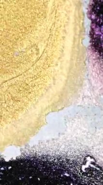 Hareket halindeki soyut sanat. Siyah arka planda suyla karıştırılmış altın rengi boya. Siyah Arkaplanda Altın Akrilik Mürekkebi Karıştırma