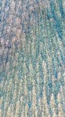 Hareket halindeki soyut sanat. Siyah arka planda suyla karıştırılmış altın rengi boya. Siyah Arkaplanda Altın Akrilik Mürekkebi Karıştırma