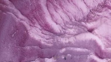  Sıvı ağır çekim sanatı. Renkli Kaos Türbülansı. Dalgalanan parıltılı yüzey. Güzel metalik doku. Akışkan sanat çizim videosu, renkli dalgalı soyut akrilik doku.