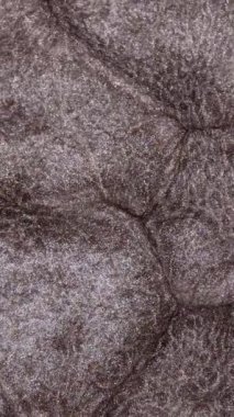 Parlak sanat dinamiği siyah beyaz sıvı mürekkep. Gümüş rengi, koyu renk, parıltılı doku. Suluboya sıvı arka plan. Dikey video arkaplanı. Gümüş beyaz renkler hareket halinde soyut, yakın plan.