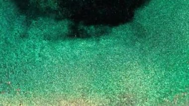  Sıvı ağır çekim sanatı. Renkli Kaos Türbülansı. Dalgalanan parıltılı yüzey. Güzel metalik doku. Akışkan sanat çizim videosu, renkli dalgalı soyut akrilik doku.