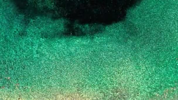液体スローモーションアート カラフルなカオス乱流 輝く波の表面を流れる 美しい金属の質感 流体芸術描画ビデオ カラフルな波と抽象的なアクリルテクスチャ — ストック動画