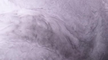 Soyut sanat arka plan tasarımı renkli alkol mürekkebi. Petri kabındaki boyanın kimyasal reaksiyonunun makro videosu. Parçacık soyut arkaplan altında sıvı. Işıl ışıl bir sıvı boya tabakası..