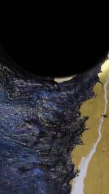 Siyah arka planda izole edilmiş. Modern sihir portalı. Yuvarlak ruhani madde. Akışkan sanat çizimi videosu, renkli dalgalı soyut akrilik doku. Parçacık arkaplanı altında sıvı.